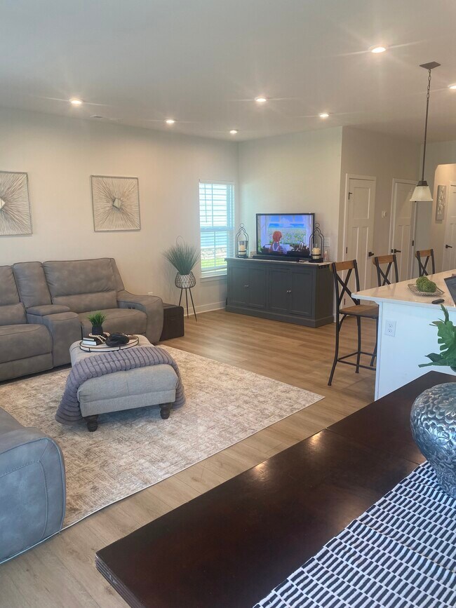 Building Photo - 211 Pryor Dr