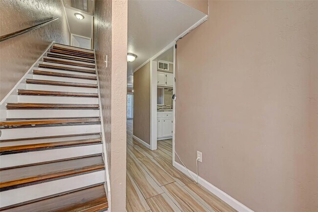 Building Photo - 2118 Straight Creek Dr