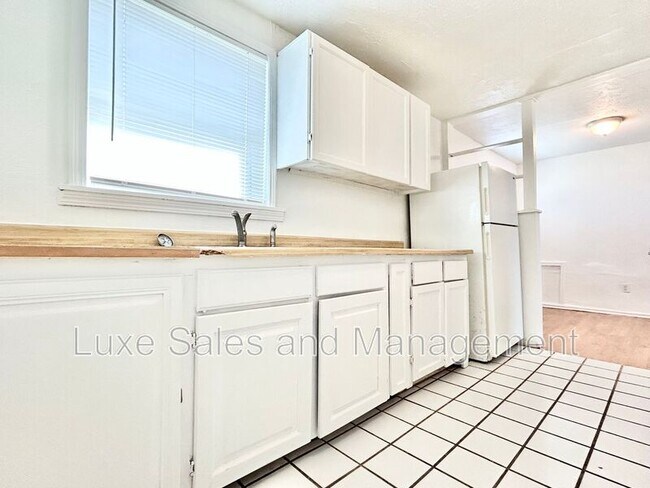 Building Photo - 1700 Karen Dr