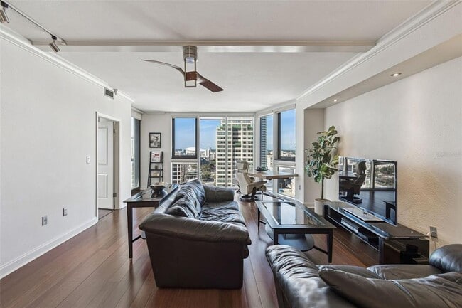 Building Photo - 1 Beach Dr SE