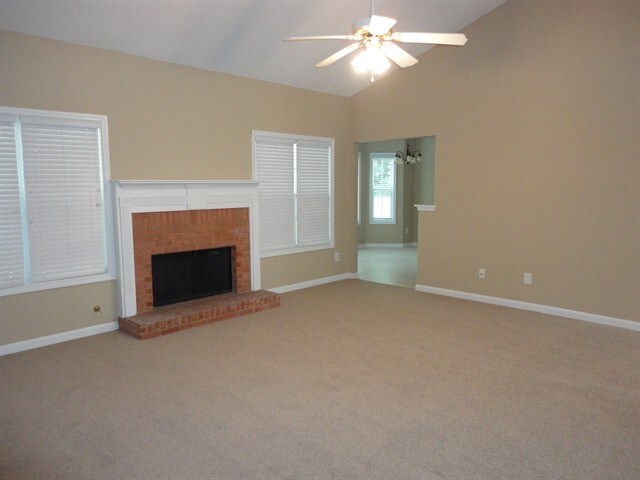 Building Photo - 142 Candle Ln