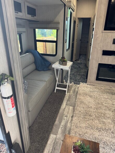 Building Photo - 1219 Willow Creek Rd