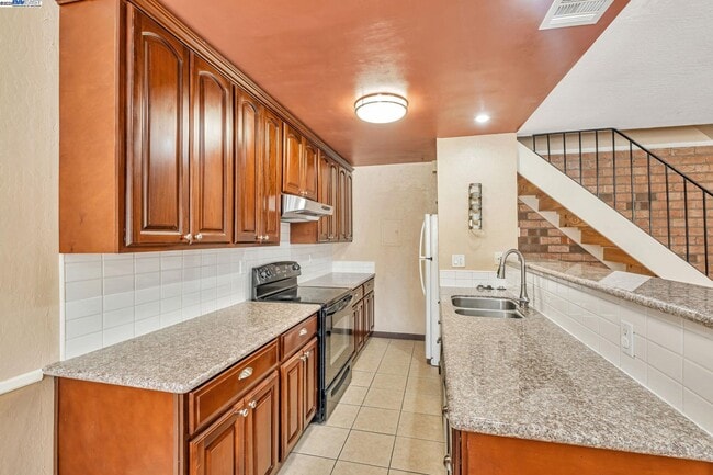 Building Photo - 2141 Swan Ct