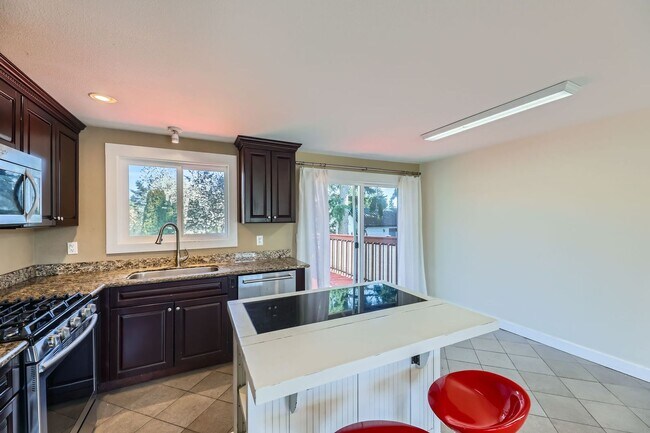 Building Photo - Excellent 4Bed/2Bath Home in Kirkland!