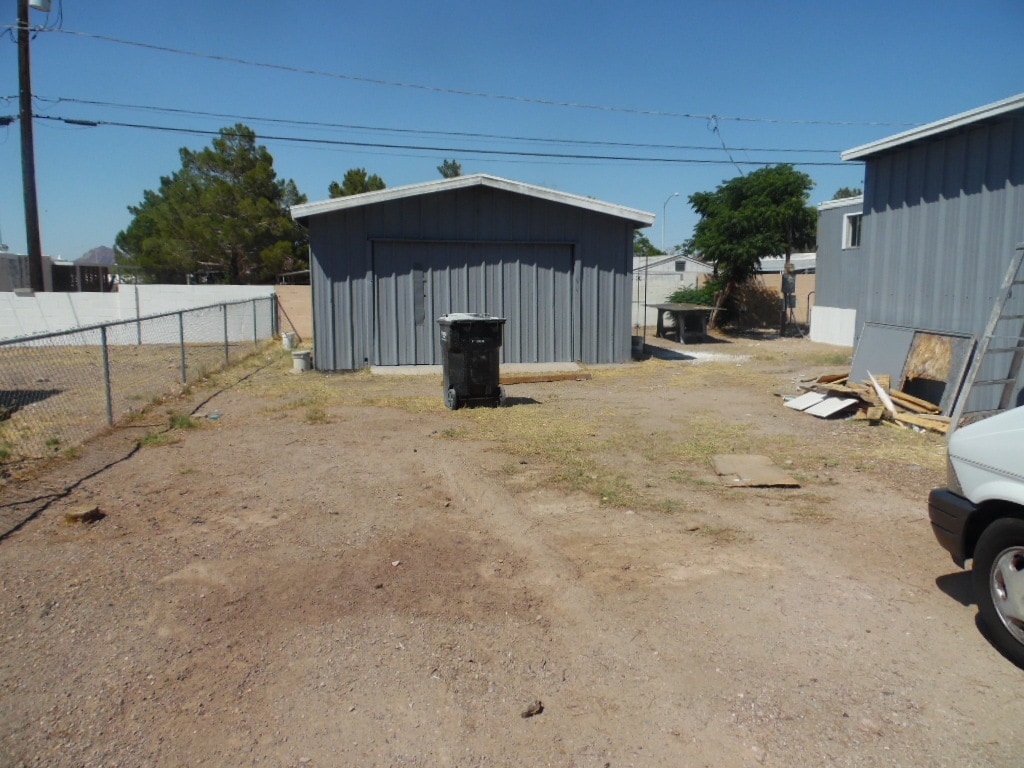 Side yard garage - 208 Mohawk Dr
