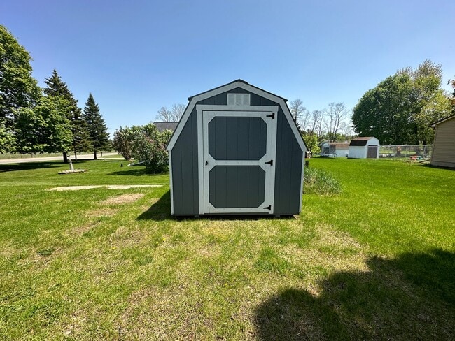 Building Photo - Charming Cape Cod Near Airport with Modern...