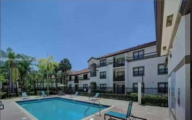 Building Photo - 570 S Park Rd