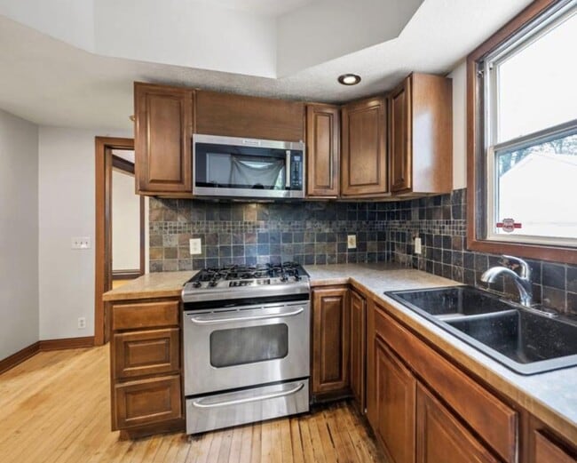 Building Photo - 311 E 31st St