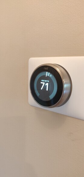 Building Photo - 600 Albert St