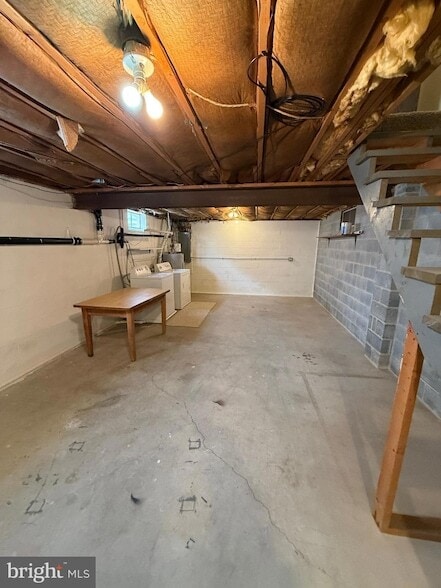 Building Photo - 228 W 8th St