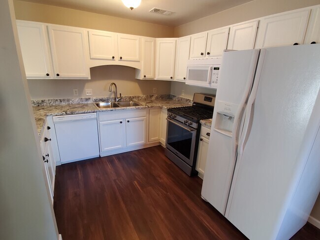 Kitchen - 956 Roseland Dr