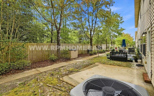 Building Photo - Contemporary 3 Bed 3 Bath Townhome Just 4 Miles from Navarre Beach