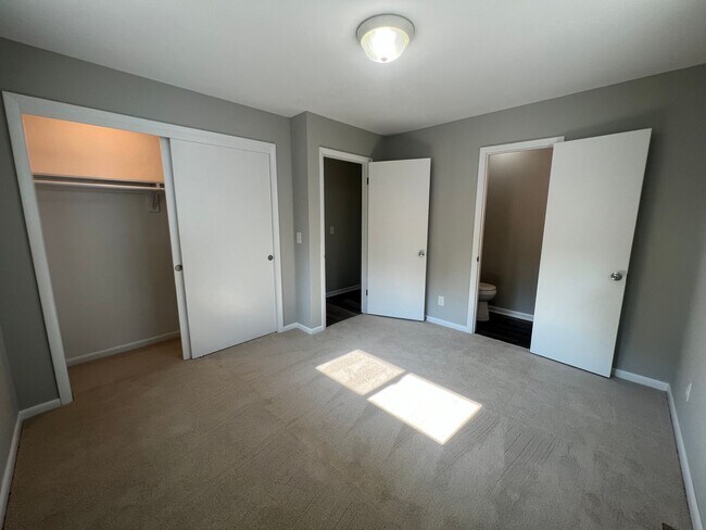 Building Photo - Renovated Spacious 4 Bedroom Home Available for Pre-Lease!