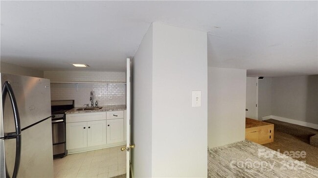 Building Photo - 428 Hawthorne Ln