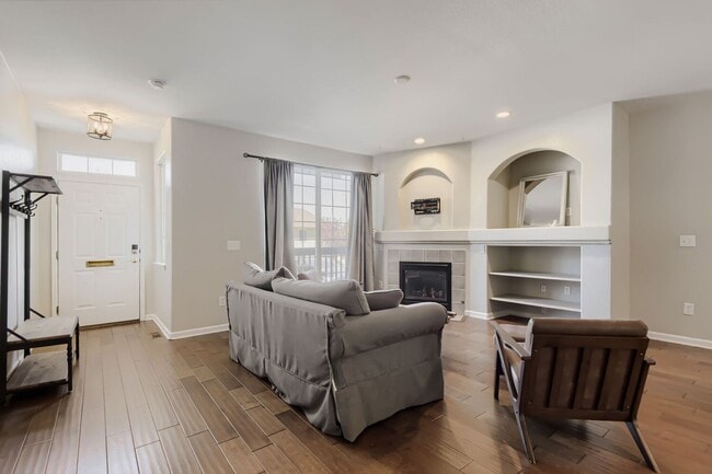 Building Photo - Charming 2 bedroom/ 2-bathroom ground floor- Great location - 1 car garage! Move in now get July ...