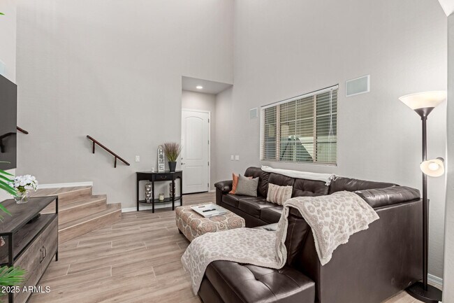 Building Photo - 1367 S Country Club Dr