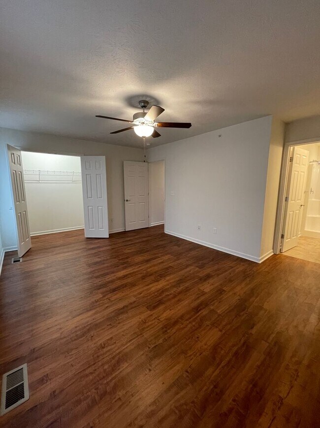 Building Photo - Like New Two Master Suite Apartment Townhouse
