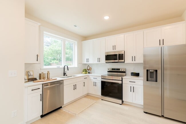 Building Photo - 2 Bedroom Townhome North Shore