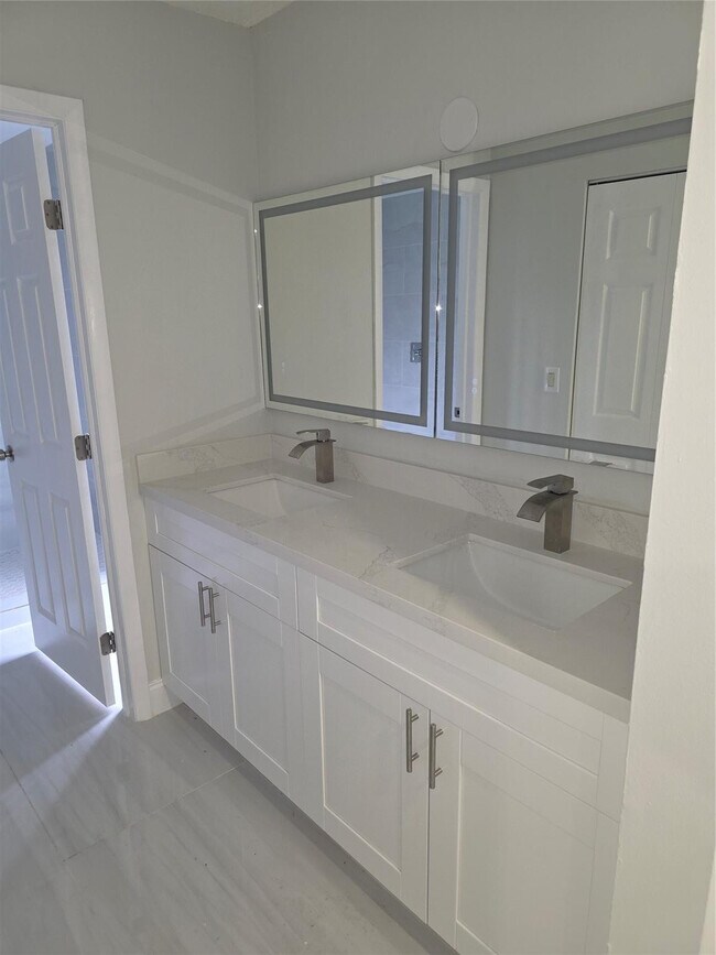 Building Photo - 6701 W Wedgewood Ave