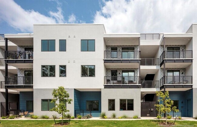 Building Photo - 2709 E 5th St.