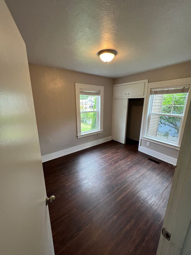 Building Photo - 4 Bed, 1 Bath, Large fenced yard, Shop, En...