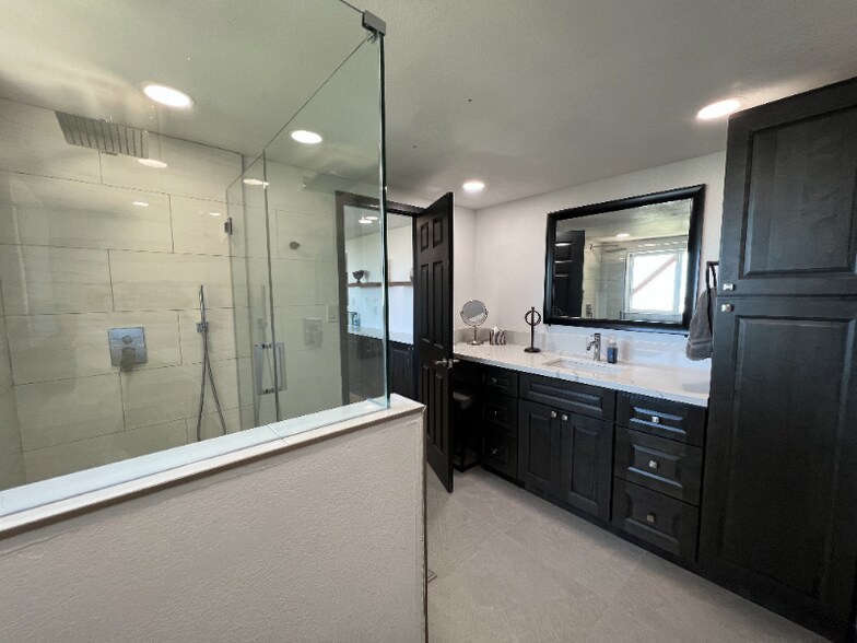 Building Photo - 1960 Willow Dr