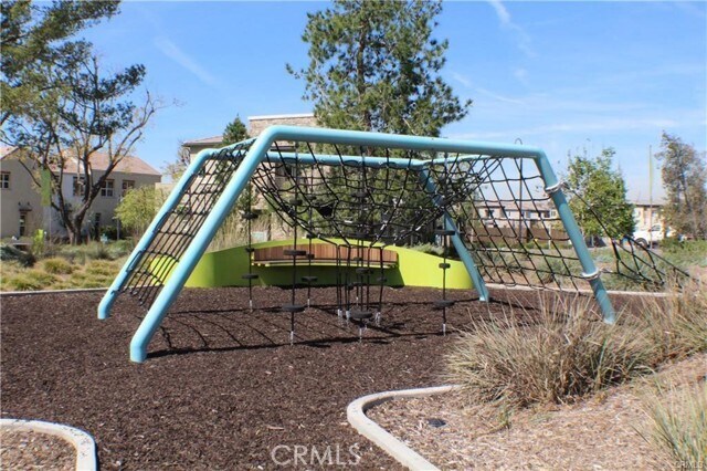 Building Photo - 140 Paramount