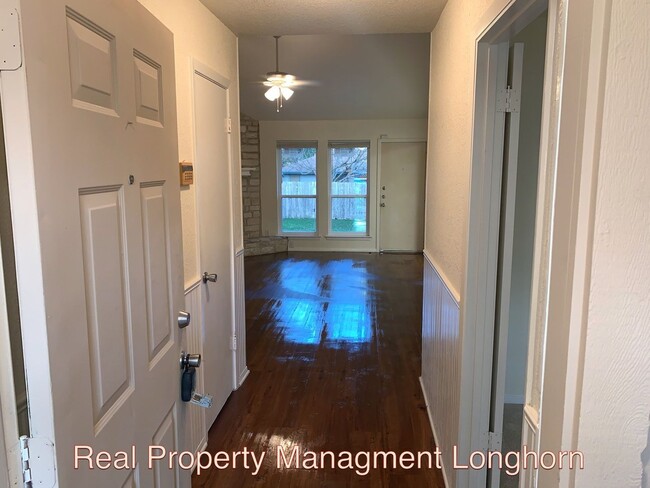 Building Photo - Beautifully Renovated 4/2 One story George...