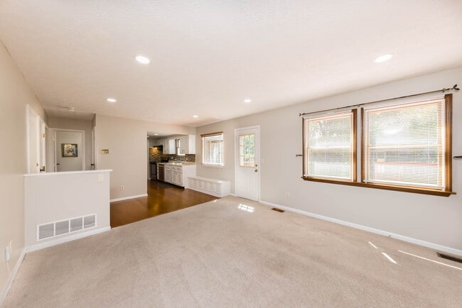 Building Photo - 8047 Simfield Rd