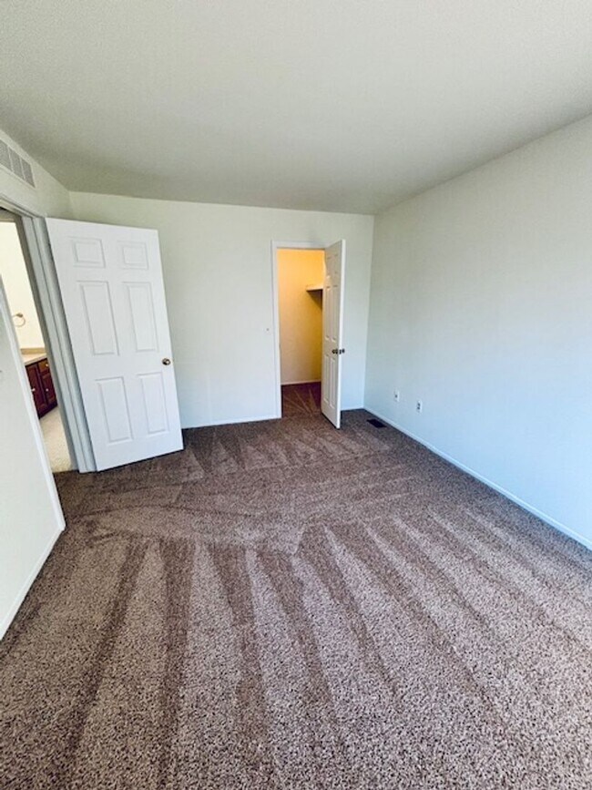 Building Photo - Beautiful 2 bedroom upper condo with 1 car garage, Harrison Township