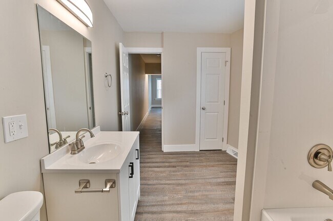 Building Photo - 2 Bedroom Single Family on N 4th St