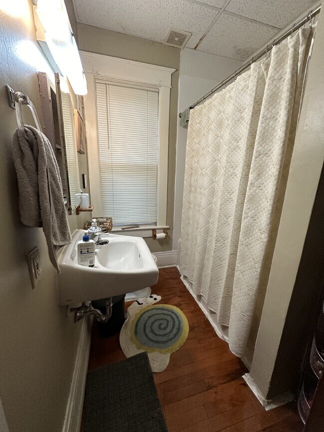 Building Photo - Nice 3 Bed 1 Bath near UWEC! Available Jun...