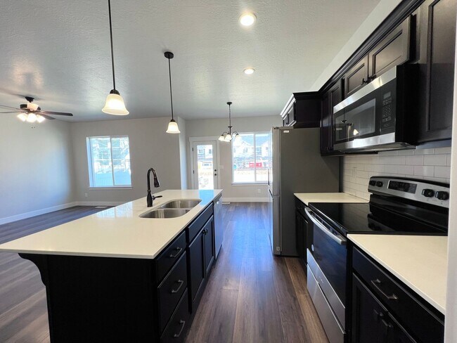 Primary Photo - 4 bedroom/2.5 bathroom Townhome in Lehi