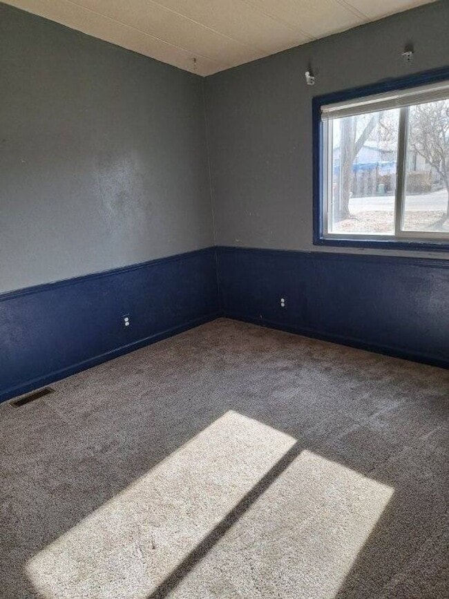 Building Photo - 3 bedroom,  2 bath on a quarter acre for rent