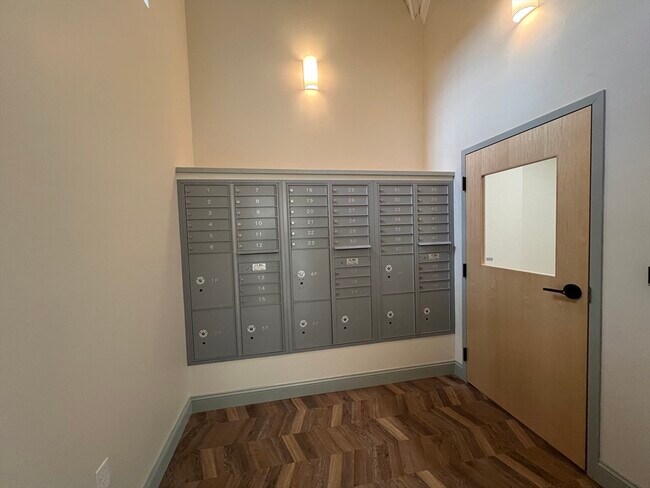 Building Photo - 160 Seabury St