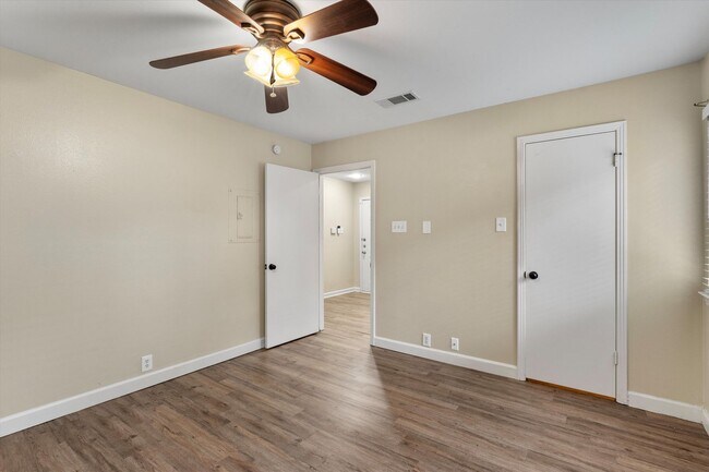 Building Photo - 6810 Deatonhill Dr