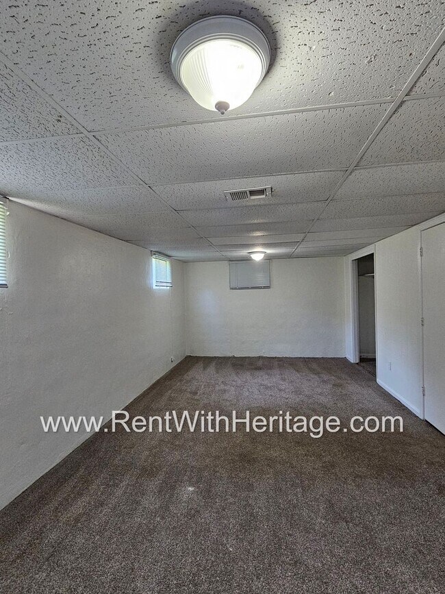 Building Photo - Amazing 4 Bedroom/ 2 Bath Home / Bonus Roo...