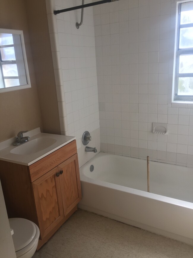 Building Photo - 3 Bedroom 1.5 Bathroom Home for Rent in th...