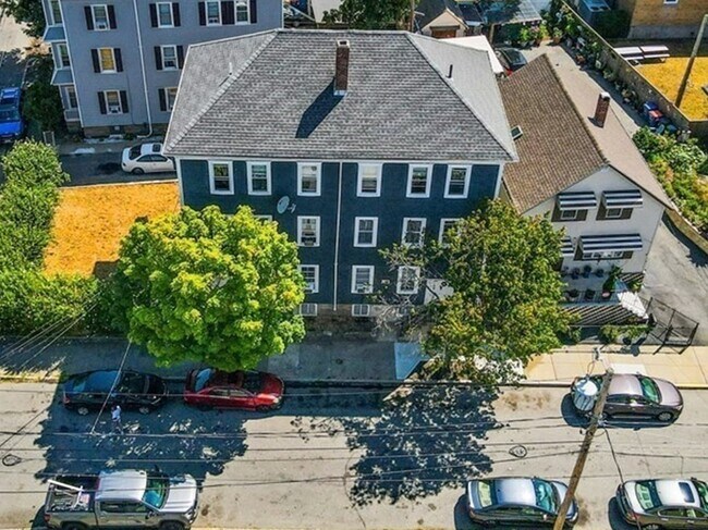 Primary Photo - 10 Acushnet Ave