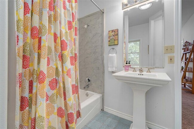 Building Photo - 2102 Paisano Rd