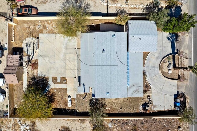 Building Photo - Charming 4 Bed/2.5 Bath Home With Spacious Backyard And Gated Entrance!