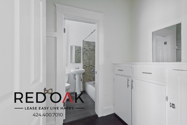 Building Photo - Welcoming and Cozy Ground Floor Studio wit...