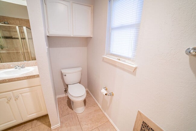 Building Photo - 1425 Danielle Dr