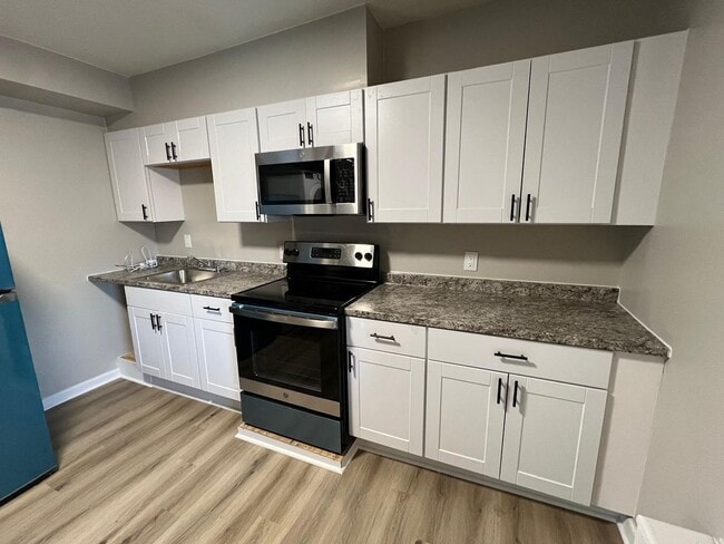 Building Photo - Newly Renovated 3 Bedroom Apartment