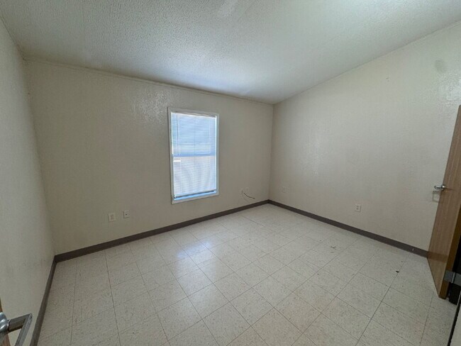 Building Photo - MOVE IN SPECIAL- Charming 2-Bed Oasis in Lubbock - Cozy 750 Sq Ft Retreat!