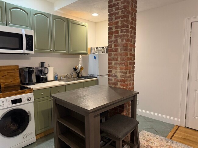 Building Photo - 318 Tappan St