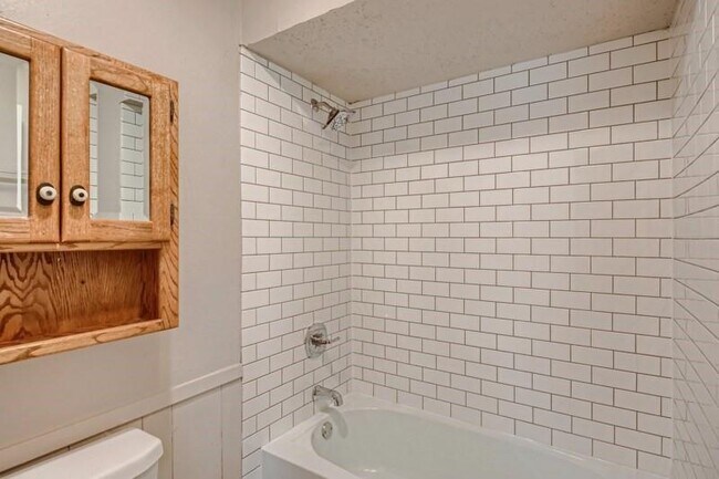 Building Photo - 427 Quintana Dr