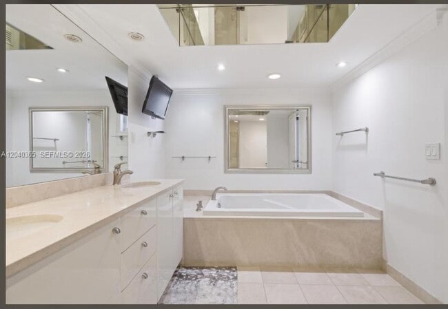 Building Photo - 16500 Collins Ave