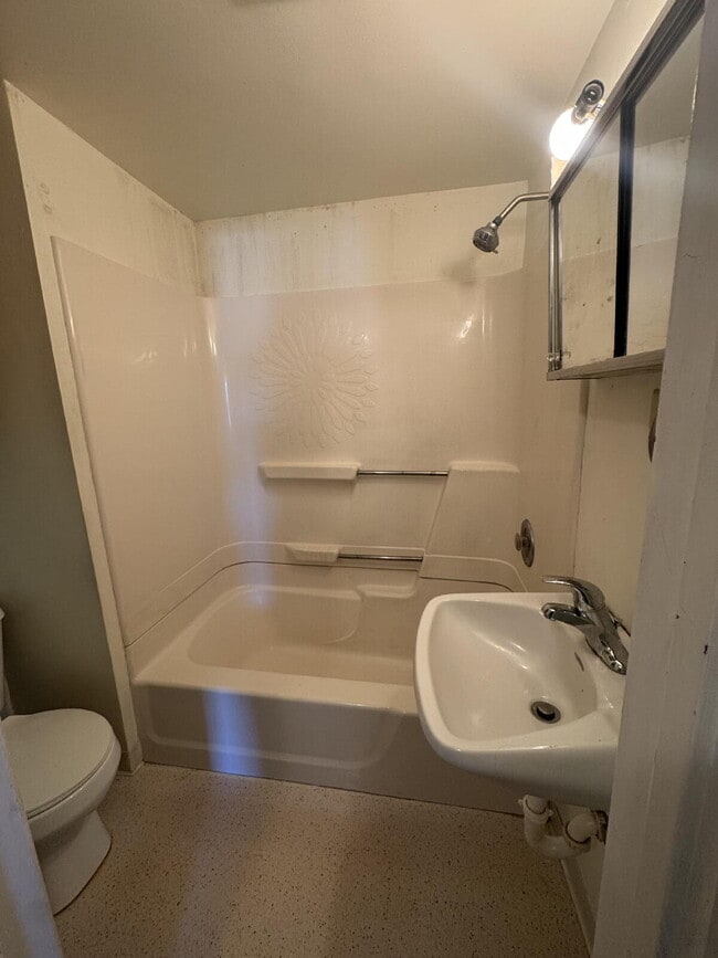 Building Photo - 2 Bedroom, 1 Bathroom Unit in 2nd Street D...