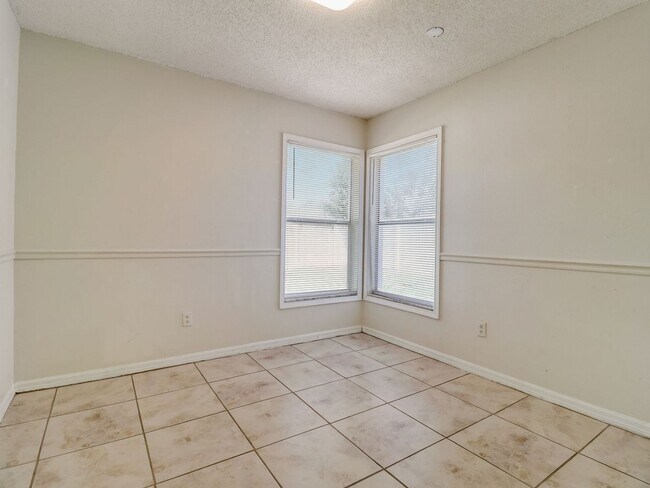 Building Photo - Beautiful 3-bedroom 2-bathroom house in th...